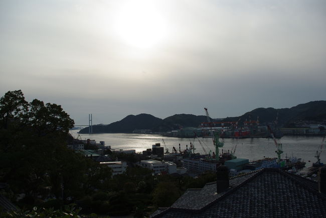 長崎は、古くから造船業が栄えており、大和と双璧をなす戦艦「武蔵」もここ長崎で作られました。今でも、造船業はさかんで、建造中やドッグインしている船体がいくつも見られるはずです。<br /><br />港の入口にある、「女神大橋」という大きな吊り橋もお見逃しなく！