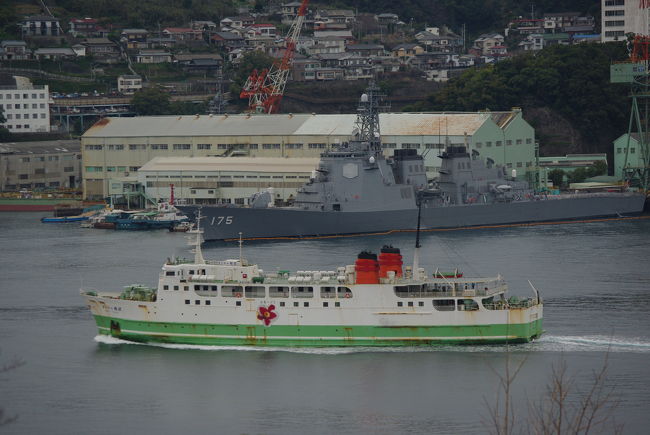 五島行きのフェリーと、接岸して整備中のイージス艦。