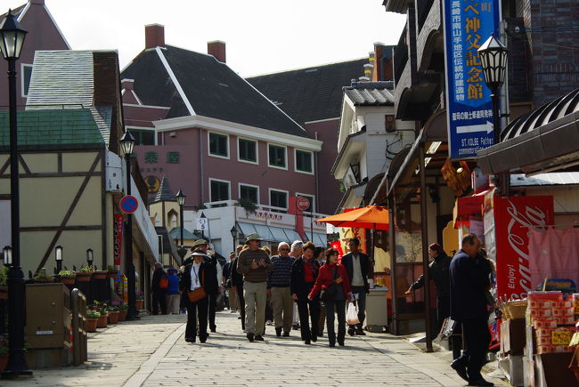 グラバー園の下、大浦天主堂から下る道の風景です。いろんなお店が軒を連ねていますが、特に、「角煮饅頭」はオススメ！　街頭で蒸しているので、すぐに買えます。