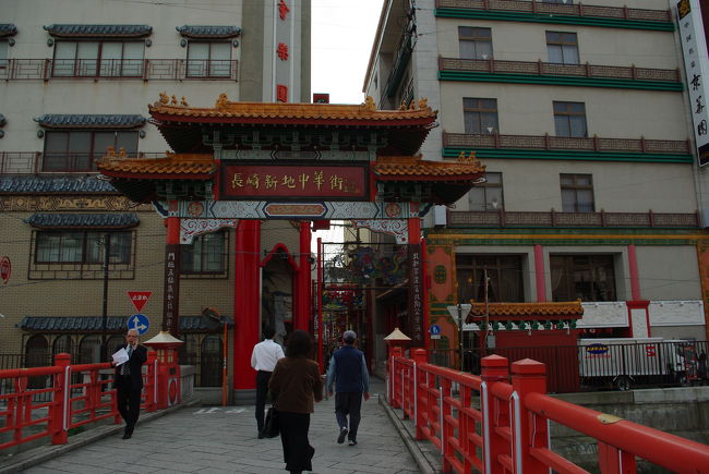 長崎新地中華街。<br /><br />市電の1号系統と5号系統の乗り換え地＝築町（つきまち）電停で降りて、徒歩すぐのところにあります。<br /><br />グラバー園へ赴く前後のランチは、中華街にあるお店で、ちゃんぽんや皿うどんがオススメです！<br />食後には、街頭で売っている胡麻団子もどうぞ！　最高にうまいですよ！！