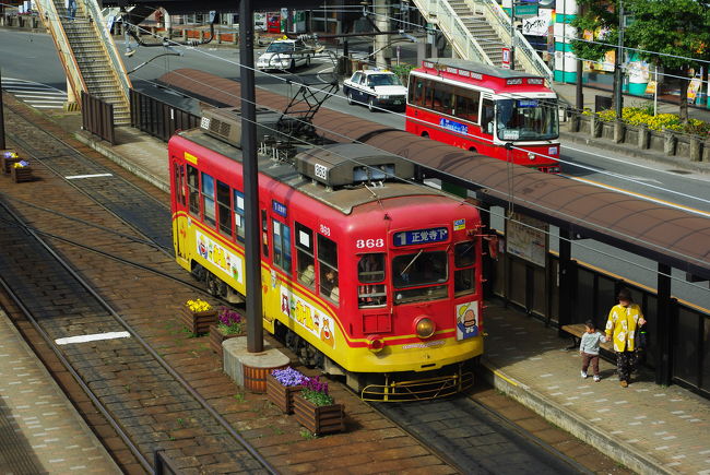 長崎駅前電停。<br /><br />グラバー園方面へは、ここから、1号系統「正覚寺下行き」に乗車します。料金は後払いで一律１００円、小学生以下は５０円という破格の設定！<br /><br />さらに、グラバー園へ行くためには、築町（つきまち）電停で5号系統に乗り換えなければならないのですが、その際、追加で100円払わなくてよいように、申し出れば乗り換え券を発行してくれます・・・！<br />必ず、築町で乗り換えの際には「乗り換え券ください」と申し出ましょう！