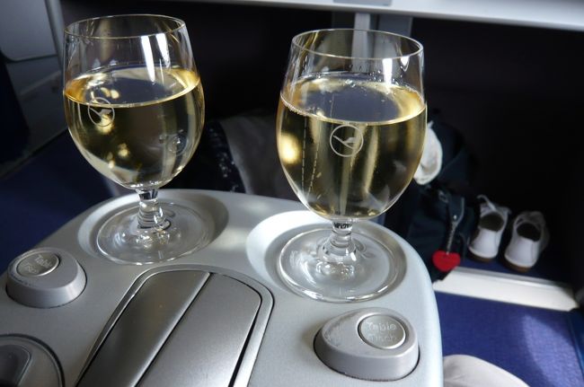 ウエルカムドリンク。<br />ＬＨのマーク　なかなかスマートです。<br />ＡＮＡとの共同便なので、日本人のスタッフもいて、丁寧な対応でした。