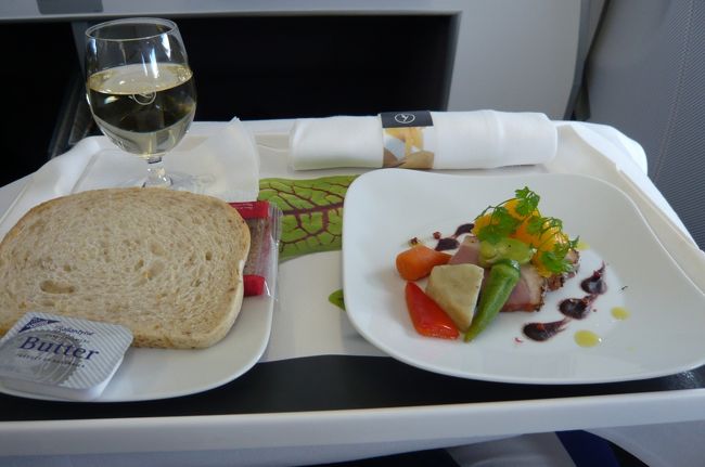 昼食のはじまりです。<br />洋食を選びました。<br />鴨パストラミ　ベビーリーフ添え野菜のハーブマリネ<br />食器はすべて真っ白なローゼンタール　なんとも素敵な気分。<br />