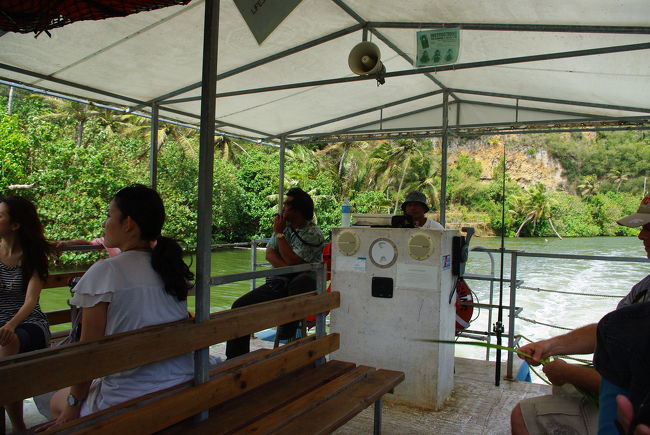 本当に、余計なものはない、簡素なボートです。<br />トロピカルな風を浴びながらゆっくり進んでいきます！<br /><br />なお、双胴艇のため安定しているので、転覆の心配はないと思いますが、一応救命胴衣もあります。