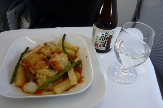 主菜は車えびのフライ　フレッシュハーブ添え<br />ズッキーニのグリル、ペペロナータ、ピーマンピュレ、ポテトバトン　でした。<br />ドイツビールと日本酒でいただきました。