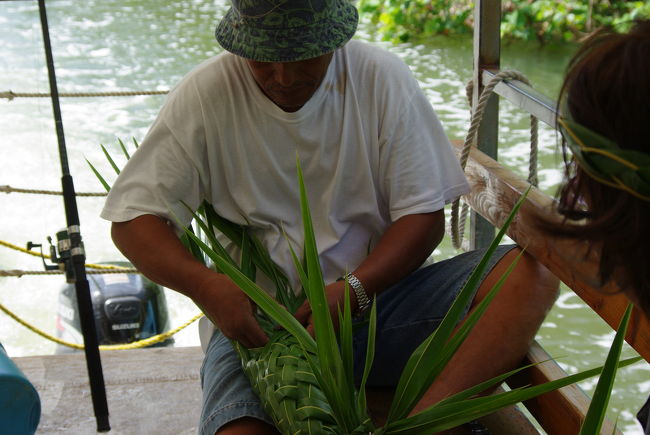 葉っぱで編み物をしているところ。