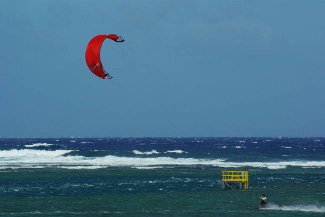 クルーズ後は、往路のバスで立ち寄ったお土産屋さんに再度立ち寄り、アイスクリームをいただきます。<br /><br />店の裏のビーチでは多くの人がウインドサーフィンをしていました。