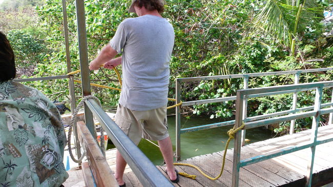 桟橋に帰ってきました。<br /><br />船長がしっかりとボートを固定します。