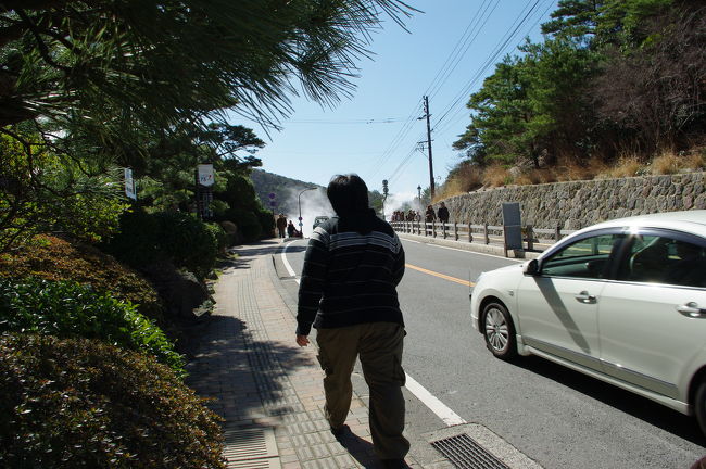 小浜から車を走らせ20分くらいで雲仙につきます。<br /><br />車を置いて、徒歩で雲仙地獄地帯へ向いましょう！<br /><br />向こうの方に地獄から立ち昇る水蒸気が見えています！