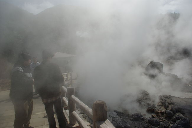 時々、硫黄の匂いのする湯気に包まれます・・・。熱くはないですよ！　ご安心を。