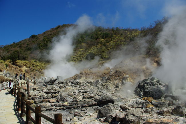 ここが現在一番活発な「地獄」だそうです。<br /><br />蒸気が空高く立ち昇ります。