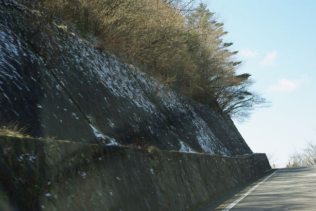 仁田峠へ続く有料道路の石垣。<br /><br />もう3月なのに、まだ雪が残っています。長崎県で3月に雪なんて・・・びっくり！