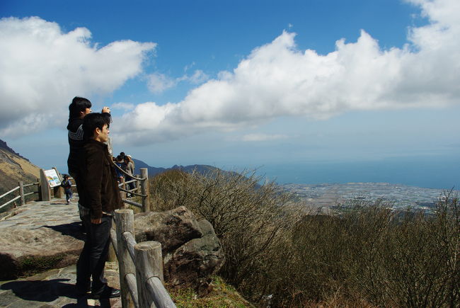 有料道路の途中にある展望台。<br /><br />雄大な眺めに、友人二人も写真とりまくり（笑）
