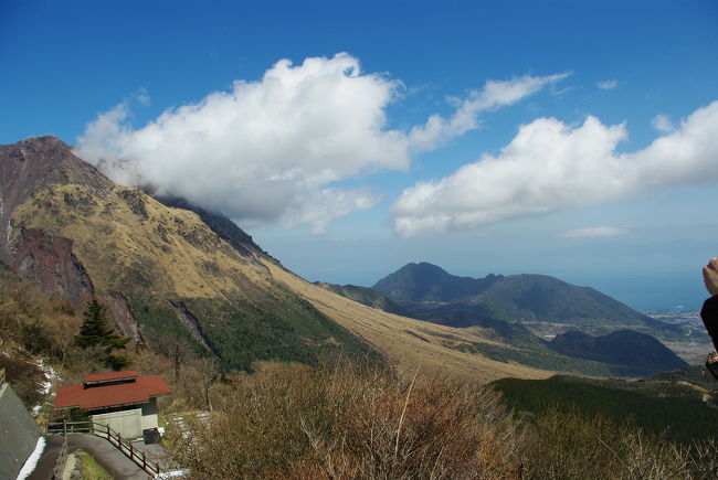 有料道路途中の展望台からも、雲仙岳がよく見えます。<br /><br />手前の赤茶けた山肌が、多くの犠牲者を出した、「平成の大火砕流」が通った跡です。
