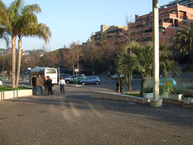 ホテル前の風景。郊外なので、建物にさほど風格はなく、普通のマンションがあります。