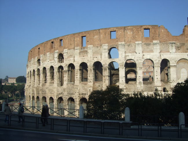 かの有名なコロシアム、バス車内より。<br /><br />町の中に突然現れるので、すごい感動します。古代ローマ時代にこれを見た庶民の気持ちはいかばかりか・・・。