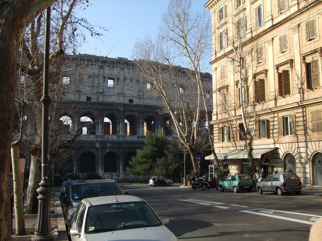 街中から見たコロシアム。