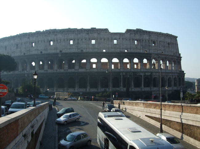 近くを通る車と比べると、いかにデカいかがが分かると思います。