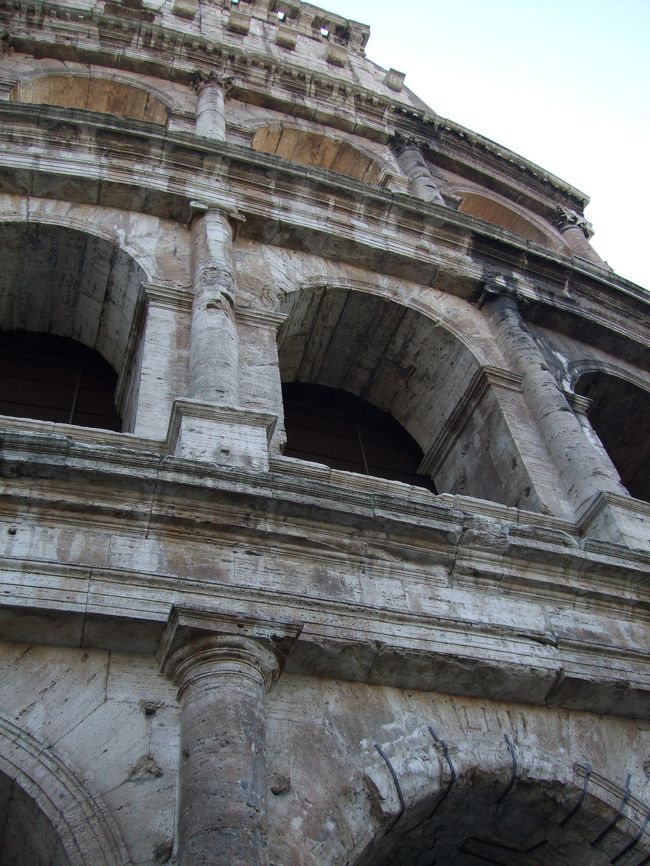 コロシアムを見上げます。<br /><br />なんという荘厳な雰囲気。