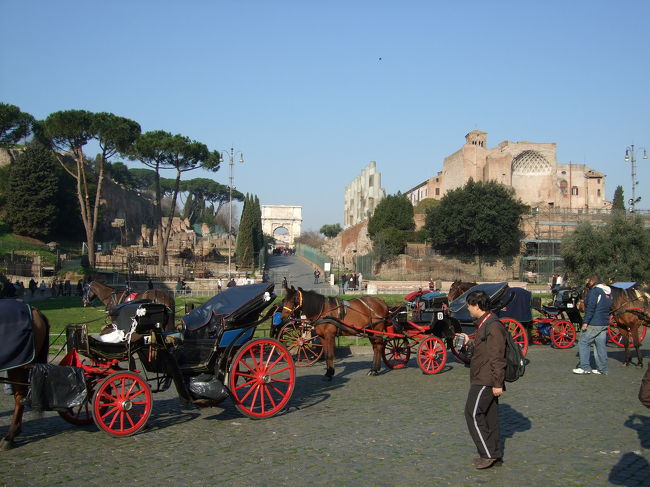 馬車を率いたりや大道芸をしている方が、観光客に陽気に話しかけてきます。<br /><br />ちなみに、大道芸人の方と写真をとると、だいたい５〜１０ユーロくらいを求められますので、旅の記念にお気に入りの方を見つけてください。