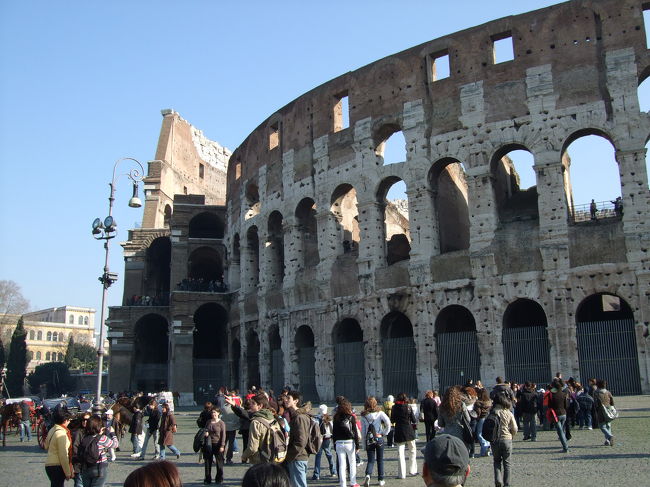 再びコロシアム。<br /><br />3枚目の写真とは反対側から。<br /><br />ツアーの方は、だいたいこのあたりで記念写真を撮るかと思います。