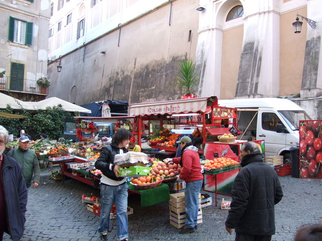 次に「トレビの泉」へ向かいます。<br /><br />泉に向かって歩いていると途中においしそうな野菜を売ってる露店が。このような店は、日本ではなかなか見られないですよね。