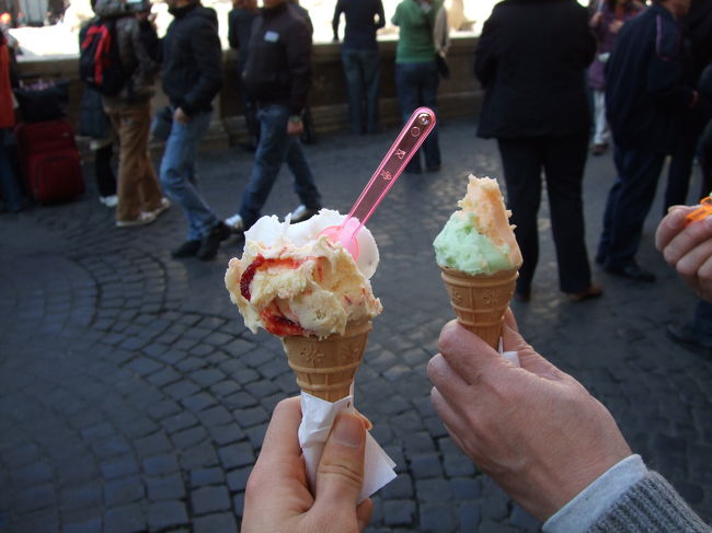 泉のすぐそばにあるジェラート屋さんがおいしいらしく、勧められるままに購入。<br /><br />手前のは「ＮＡＫＡＴＡ」という名前のアイス。もう引退しちゃったけど・・・。<br /><br />・・・明らかに日本人ウケ狙いですね（笑）