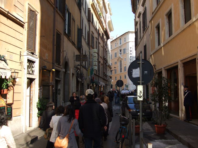 トレビの泉から、スペイン広場までは徒歩で移動します。