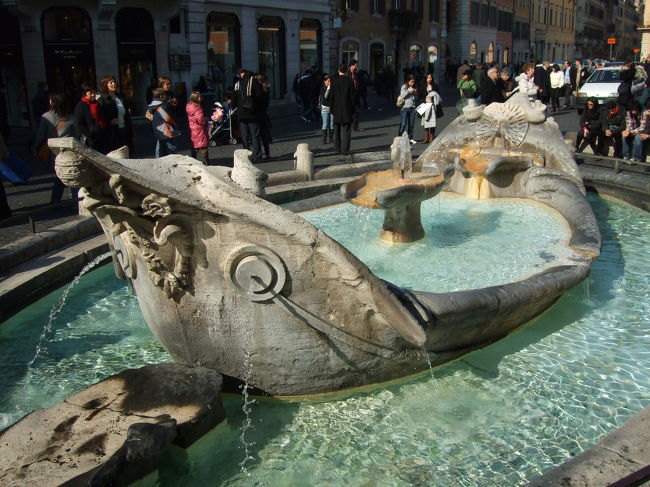 スペイン広場の中央にある噴水。