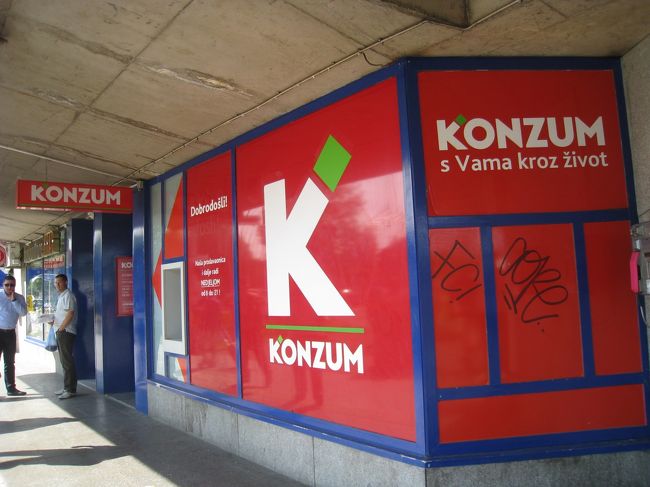 早朝、ザグレブに到着。クロアチアの友人と無事再会を果たし、スーパーで朝食を調達。。