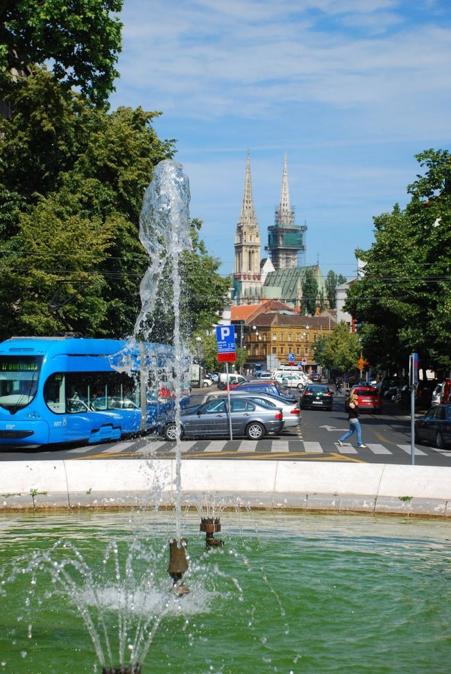 旧市街に向かっている途中、トラムを発見！青色のトラムが多いのは、青がクロアチアの象徴だかららしい。なるほど〜、確かに町とよく溶け合っている気がｗ