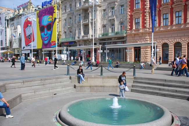 サッカー場位の広さがある、共和国広場。１７世紀から広場は存在し、周りの建物は２０世紀以後に建てられたんだとか。