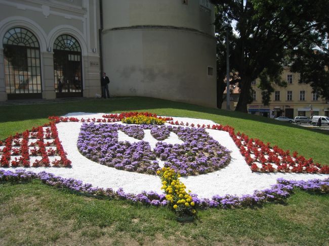 旧市街、まずはカプトル側を観光。ザグレブのシンボルマークが、聖母被昇天大聖堂のふもとに。