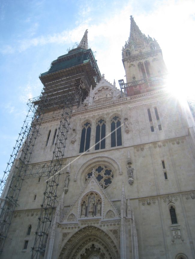 聖母被昇天大聖堂。１００M以上の高さを誇る２つの塔、ネオゴシック様式の美しい装飾の入り口、見ごたえ十分です！