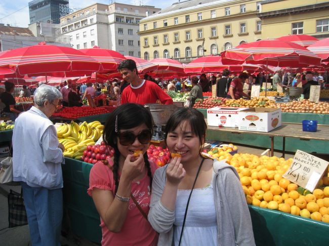 赤い屋根で有名な「青果広場」。１９２６年から始まり、ザグレブ一古く大きい市場として有名。私達もオレンジを試食させてもらっちゃった。なかなかいける！