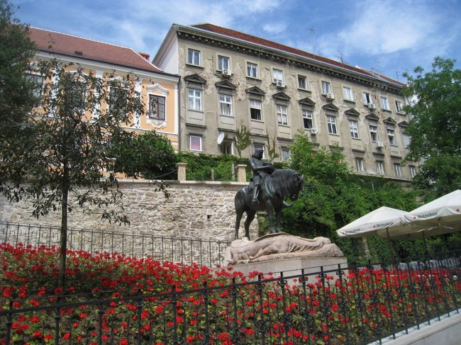 カプトル地区の観光をいったん終え、ゴルニィ・グラード地区へと向かう。この２つの地区は、昔はいつもいがみ合っていたのだとか。ヨーロッパは、１つの町でも２つの地区があり争いあうという事が結構ある様。。セルビアのベオグラードや、ハンガリーのブダペストなど。