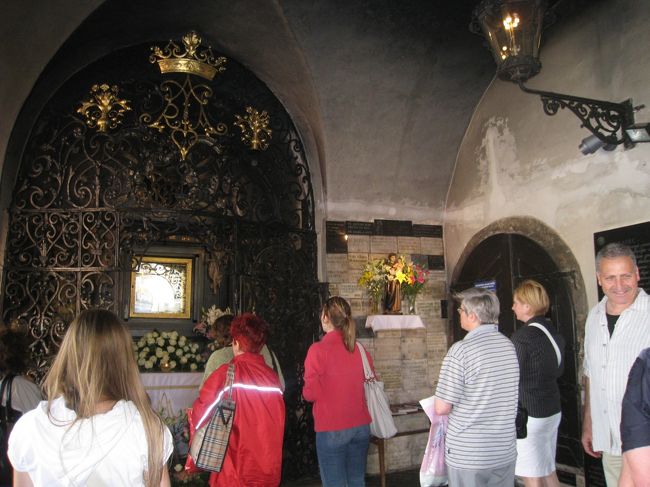 石の門。中世に作られたというだけあって、趣がある。聖母マリアの肖像が納められた小さな礼拝堂もある。