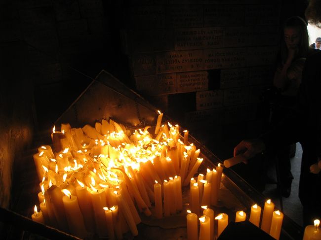 そこには、たくさんの灯が灯されていた。