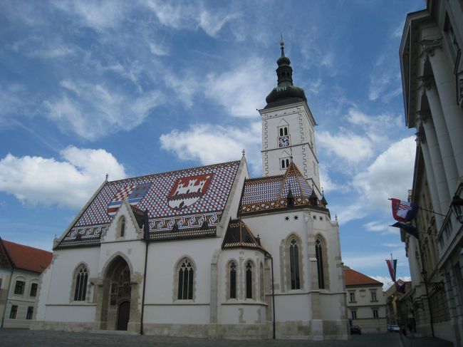 ゴルニィ・グラード地区のシンボル、聖マルコ教会。屋根のモザイクがとっても可愛い◎左がクロアチア、ダルマチア、スラヴォ二アの紋章、右がザグレブ市の紋章。