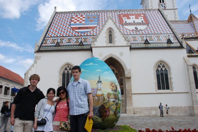 教会の前には、不思議な卵もｗ