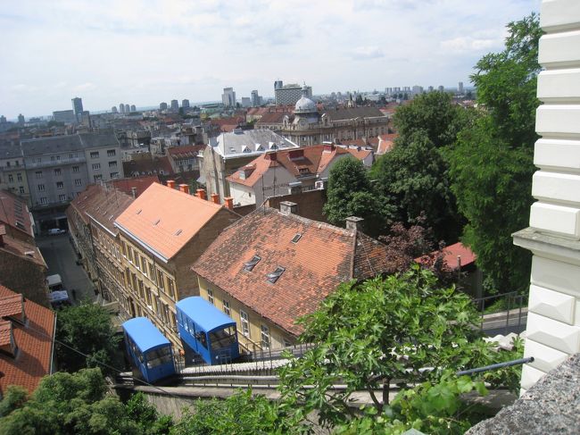 スローペースのケーブルカー。やっぱり青色！