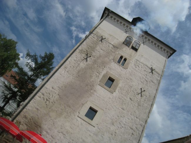 １２時に発射される紙爆弾は、地元民にも観光客にも人気のイベント。私達は、塔のすぐ側のマルコ広場から見たから、すごい爆音＆迫力だった！