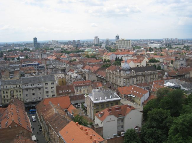 塔の上から見た市街。共和国広場やクロアチア国立劇場、先程の聖マルコ教会などを見つける事が出来た。反対側には山が広がっていて、友人曰くザグレブでのハイキングもかなり楽しいんだとか。次回はハイキングにも連れてってもらおうかな♪