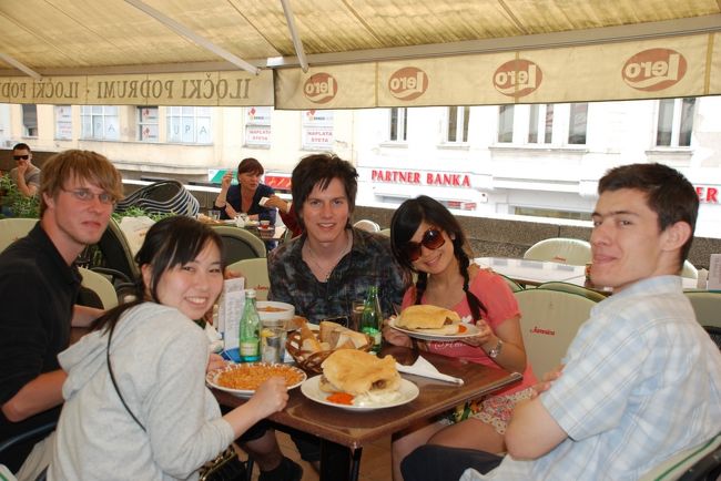 友人いきつけの、クロアチアンファーストフードレストランへ連れてってもらいましたｗ私は、チェバブチチを。なかなかボリュームもあり美味しかった。