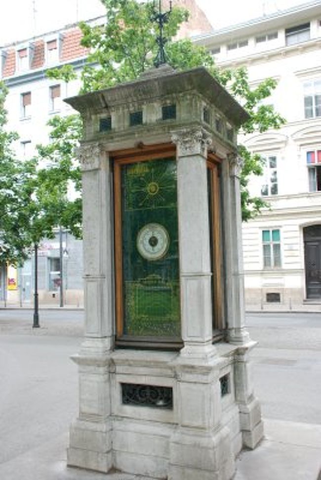 公園にて、グラフの塔を発見。ザグレブの年ごとの気温などが示されて面白かった。