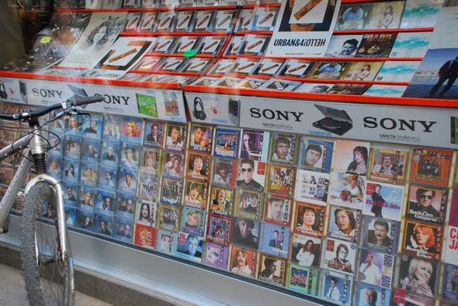 その後、メインストリートイリツァ通り散策。CD屋では、クロアチアの音楽家にたくさん出会えました。ドブロブニクのCDも発見。ひたすらリラックス音楽だった。