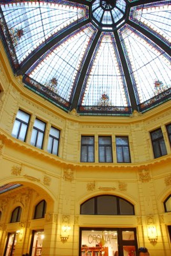 美しいショッピング通り。ここで、ネクタイのお店「クロアタ」も発見！クロアチアは、ネクタイ発祥の地ｗ