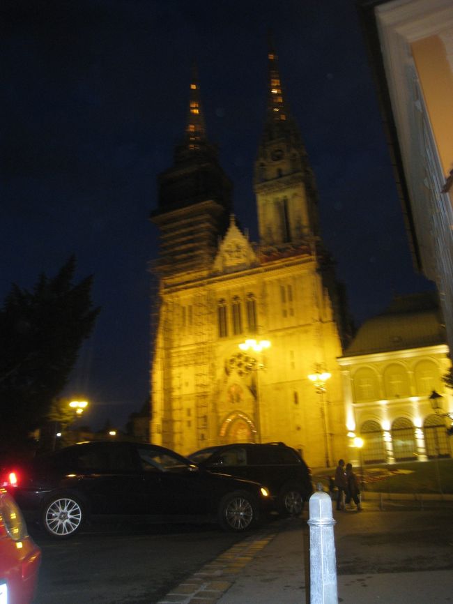 夜の聖母被昇天大聖堂。私も中では、ザグレブのシンボルはこの大聖堂。本当に美しかったですｗ