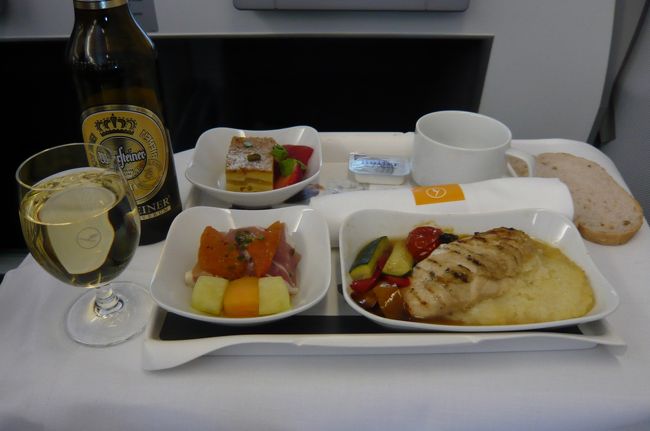 昼食後　映画を見て睡眠・・・<br />２度目の食事、ターキーサラミ　ハム　ヨーグルトチーズ　エメンタールチーズ。<br />サラミがしっとり、おいしいー！