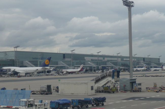 そうしているうち、　フランクフルト空港着。　ここからベルリンまでの乗り継ぎはすこし時間があり、　但し　帰りの便は余り余裕がないので、その際に備えて予行練習。　とにかく広い　広い。